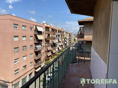 Venta Piso Mataró. Piso de tres habitaciones en Calle Pablo Picasso. A reformar quinta planta con balcón