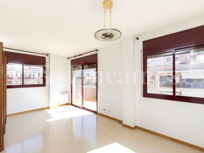 Venta Piso Sabadell. Piso de tres habitaciones en Calle Leonardo Da Vinci. Buen estado quinta planta con terraza