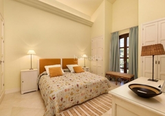 Chalet villa señorial de 5 dormitorios y vistas panorámicas al mar en venta golden mile en Marbella