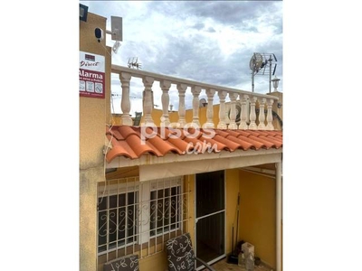 Casa adosada en venta en Calle de los Lirios, cerca de Calle de las Margaritas