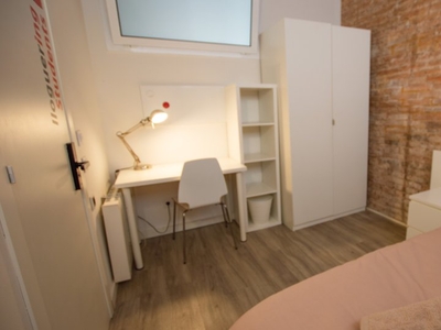 Se alquila habitación en piso de 4 dormitorios en Barcelona