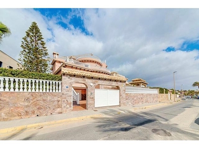 Villa de Lujo en Orihuela Costa con vistas al mar y piscina propia