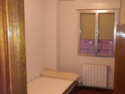 Alquiler de piso en calle Zamora de 3 habitaciones con terraza y muebles