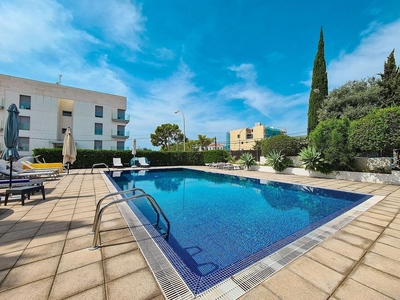 Alquiler de piso en La Bonanova - Portopí de 2 habitaciones con terraza y piscina