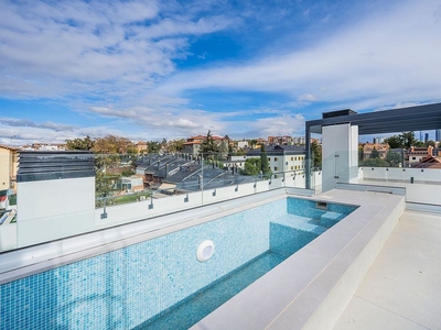 Ático en venta en Peñagrande de 5 habitaciones con terraza y piscina