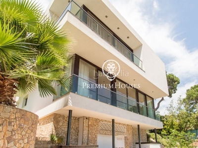 Casa minimalista en venta con vistas al mar, piscina y pista de tenis en Lloret de Mar