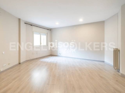 Piso en alquiler en Carrer de Ribes, cerca de Carrer de Roger de Flor en El Fort Pienc por 1.495 €/mes