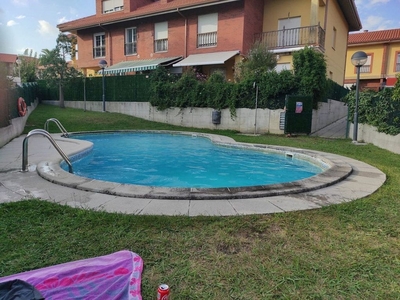 Piso en venta en Oruña de 3 habitaciones con piscina y garaje