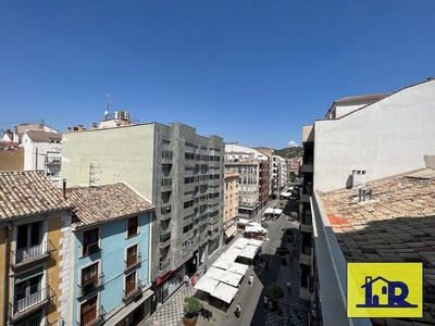 Venta de piso en Centro - Cuenca de 4 habitaciones con terraza y balcón