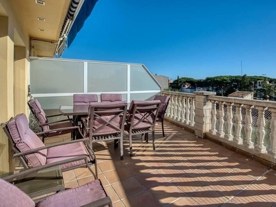 Venta de piso en Platja d'Aro de 3 habitaciones con terraza y piscina