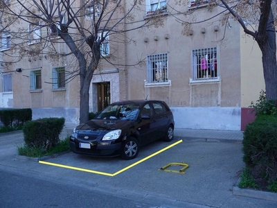 Alquiler de piso en calle Grupo Vizconde Escoriaza de 2 habitaciones con garaje y jardín