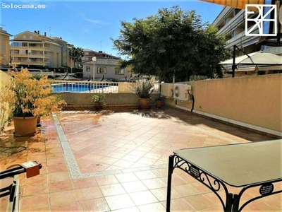 Apartamento con gran terraza y piscina comunitaria.