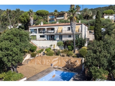 Estupenda villa con espectaculares vistas al mar. Consta de dos casas independientes. Piscina grande