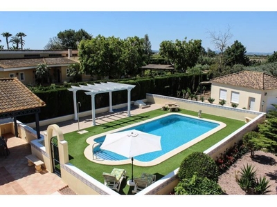 Impresionante villa en finca 5.500 m2 de 4 dormitorios y 3 baños, solarium, piscina de 10x5 m, garaj