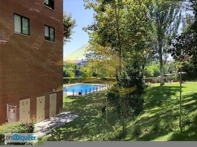 Inmobiliaria Carvallo alquila piso en Móstoles, Urbanización Parque Coímbra con piscina y plaza de garaje.