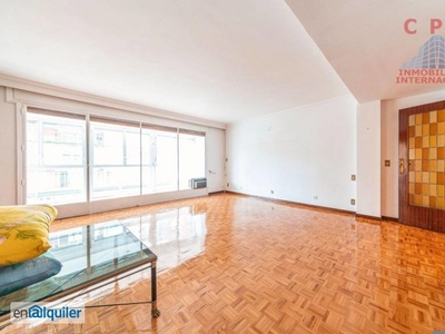 Luminoso piso sin amueblar de 170 m2 y 4 dormitorios, próximo al metro Parque De Las Avenidas