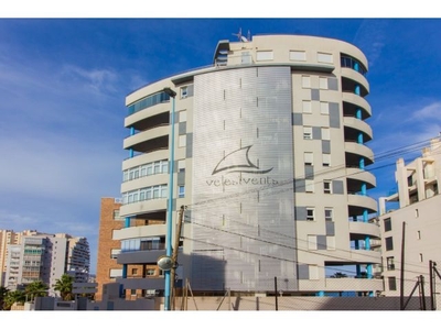 Moderno apartamento de un dormitorio con vista al mar, amplia terraza acristalada y estacionamiento.