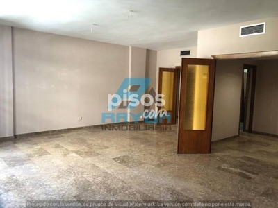 Piso en alquiler en Calle Montecarmelo en Los Remedios por 1.500 €/mes