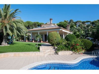 Preciosa villa en zona exclusiva a poca distancia de la bahía de Sant Antoni de Calonge.