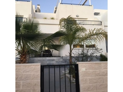 Precioso duplex con piscina comunitaria en Sector 25