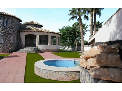 Villa con piscina zona barbacoa y jardín en Catral, Alicante