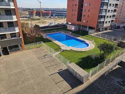 Alquiler de piso en calle Maurice Ravel de 4 habitaciones con terraza y piscina