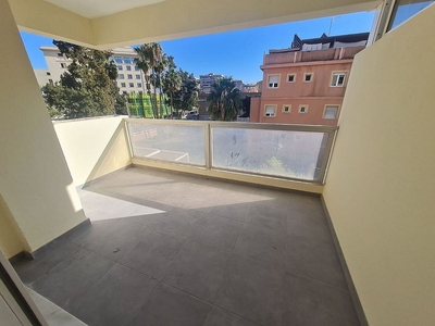 Alquiler de piso en Carlos Haya de 3 habitaciones con terraza y garaje