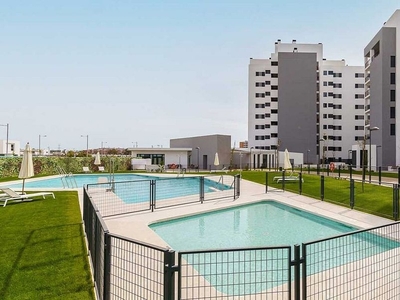 Alquiler de piso en Montequinto de 4 habitaciones con terraza y piscina