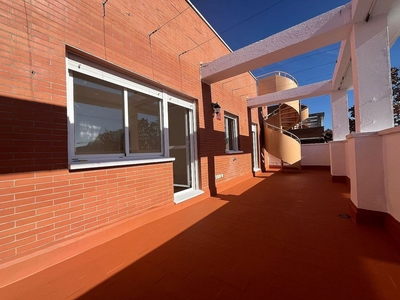 Ático en alquiler en avenida Universidad de Salamanca de 3 habitaciones con terraza y piscina