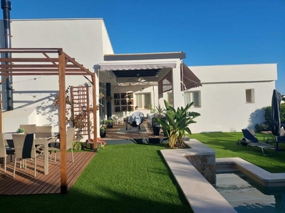 Casa Aislada en venta. Impresionante Villa con piscina privada en Urbanización Buena Vista, consta de 406m² construidos sobre una parcela de 750m².