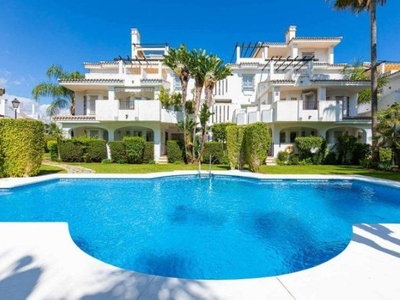 Piso en venta en calle La Dama de Nochela Alzambra Marbella de 3 habitaciones con terraza y piscina
