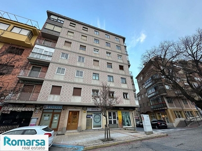 Piso en venta en Centro - Segovia de 2 habitaciones con terraza y calefacción