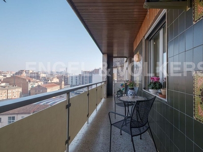 Piso en venta en Instituts - Universitat de 4 habitaciones con garaje y balcón