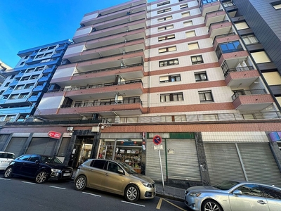 Piso en venta en Portugalete de 3 habitaciones con balcón y calefacción