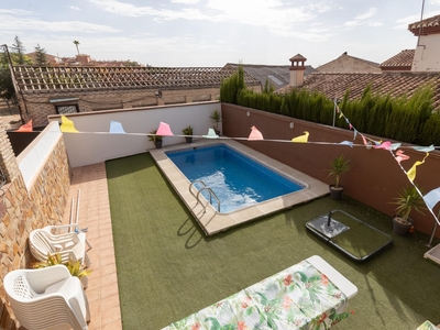 Venta de casa con piscina en La Zubia, Área de Granada