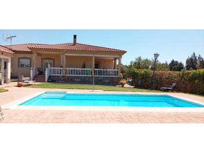 Venta de casa con piscina en Los Montitos-Carretera de Sevilla (Badajoz), Urbanización Las Rozas