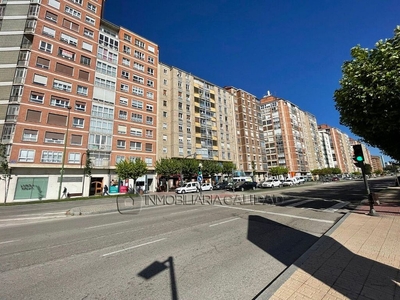 Venta de piso en avenida Cantabria de 4 habitaciones con terraza y calefacción