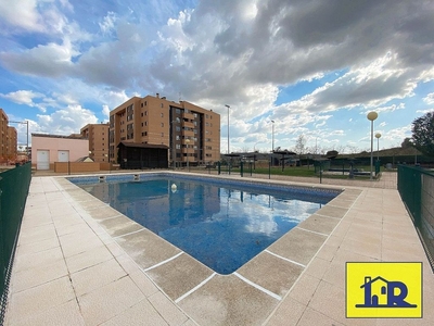 Piso en venta en Fuensanta - Universidad de 2 habitaciones con piscina y garaje