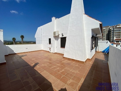 Venta de ático en Playa norte de 2 habitaciones con terraza y piscina