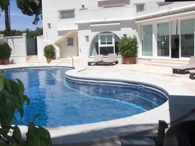 Venta de casa con piscina y terraza en Aguadulce