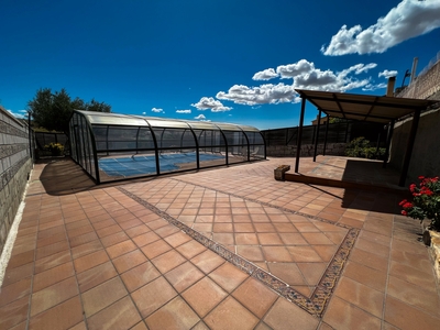 Venta de casa con piscina y terraza en Cabanillas de la Sierra
