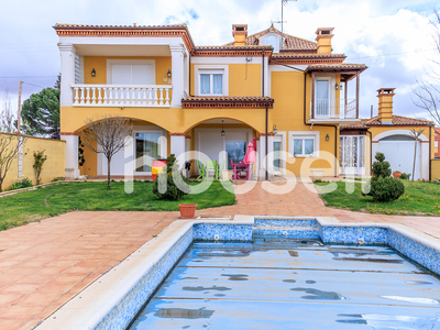 Venta de casa con piscina y terraza en La Bañeza
