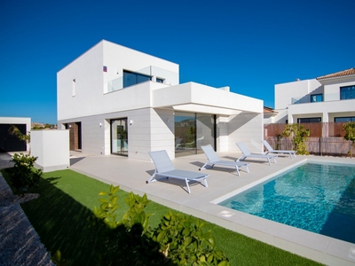 Venta de casa con piscina y terraza en Los Montesinos, La herrada