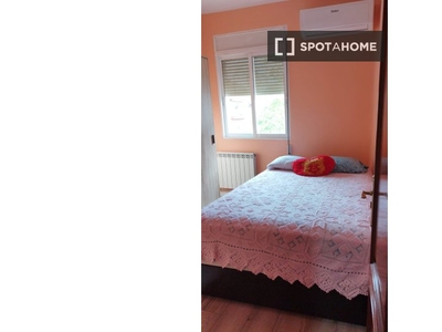 Se alquila habitación en apartamento de 3 dormitorios en Madrid