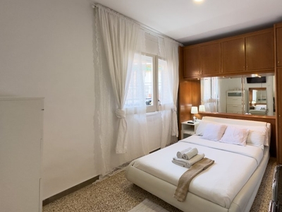 Se alquila habitación en piso de 3 habitaciones en Porta, Barcelona