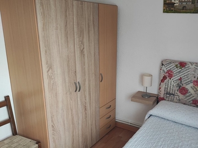 Se alquila habitación en piso de 3 habitaciones en Santander