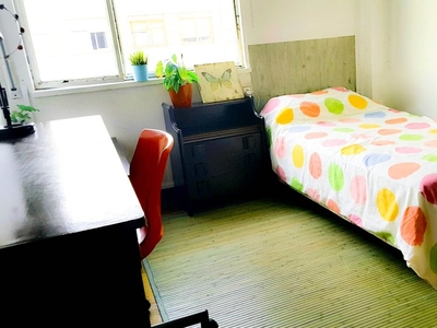 Se alquila habitación en piso de 3 habitaciones en Santander