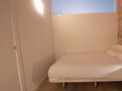 Se alquila habitación en piso de 4 dormitorios en Barcelona
