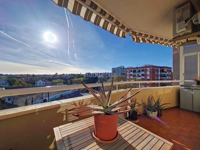 Ático luminoso ático con terraza, 4 habitaciones y parquing en la misma finca en Vilanova i la Geltrú