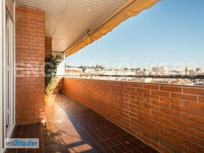 Bonito piso con vistas y terraza en Les Corts